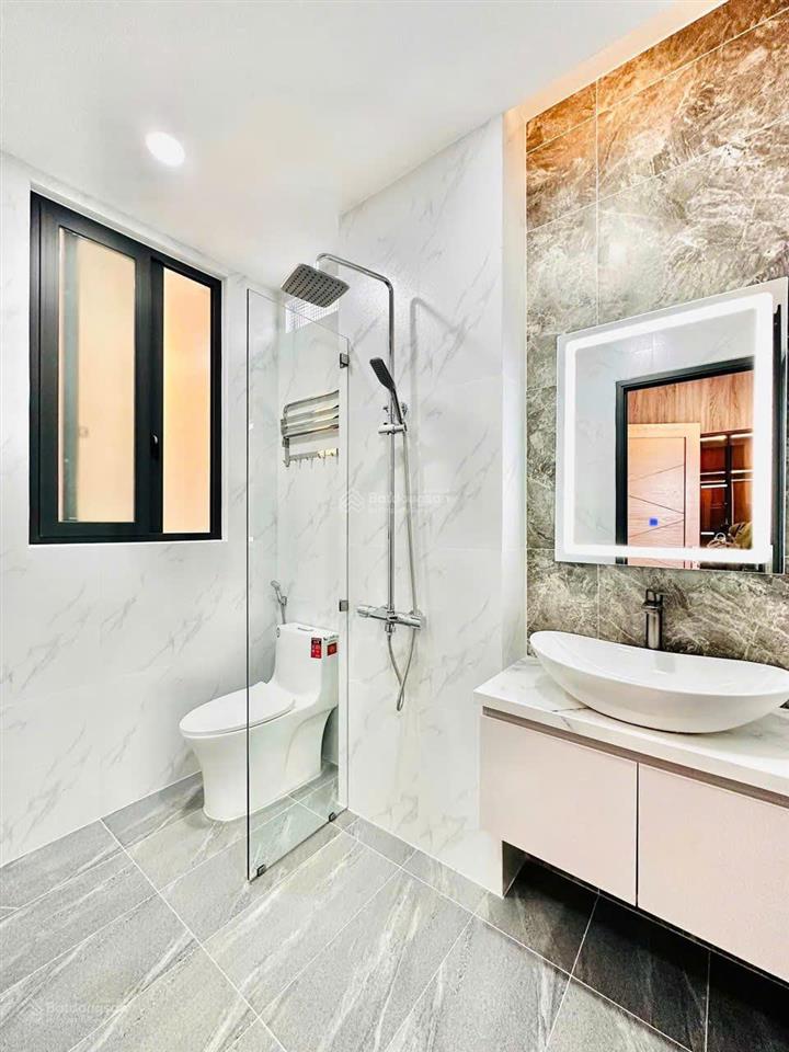 Chủ đi nước ngoài bán nhà đường sư vạn hạnh, p.14, q. 1o, 2 tỷ 890, 80m2, có hđ thuê 40tr/th.