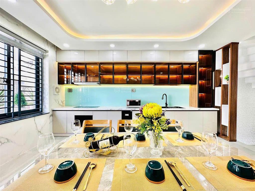 Chủ đi nước ngoài bán nhà đường sư vạn hạnh, p.14, q. 1o, 2 tỷ 890, 80m2, có hđ thuê 40tr/th.