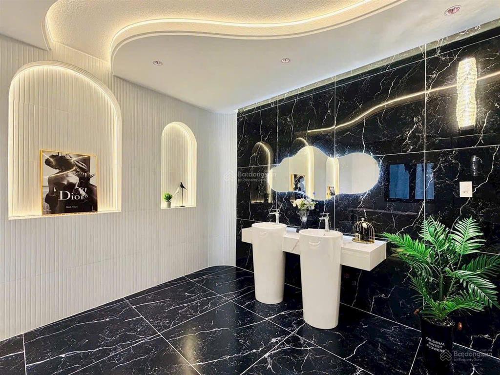 Con đi học nước ngoài chủ bán nhà 2 tỷ 450, đường trần phú, p.7, q. 5, 100m2, còn cho thuê 31 tr/th