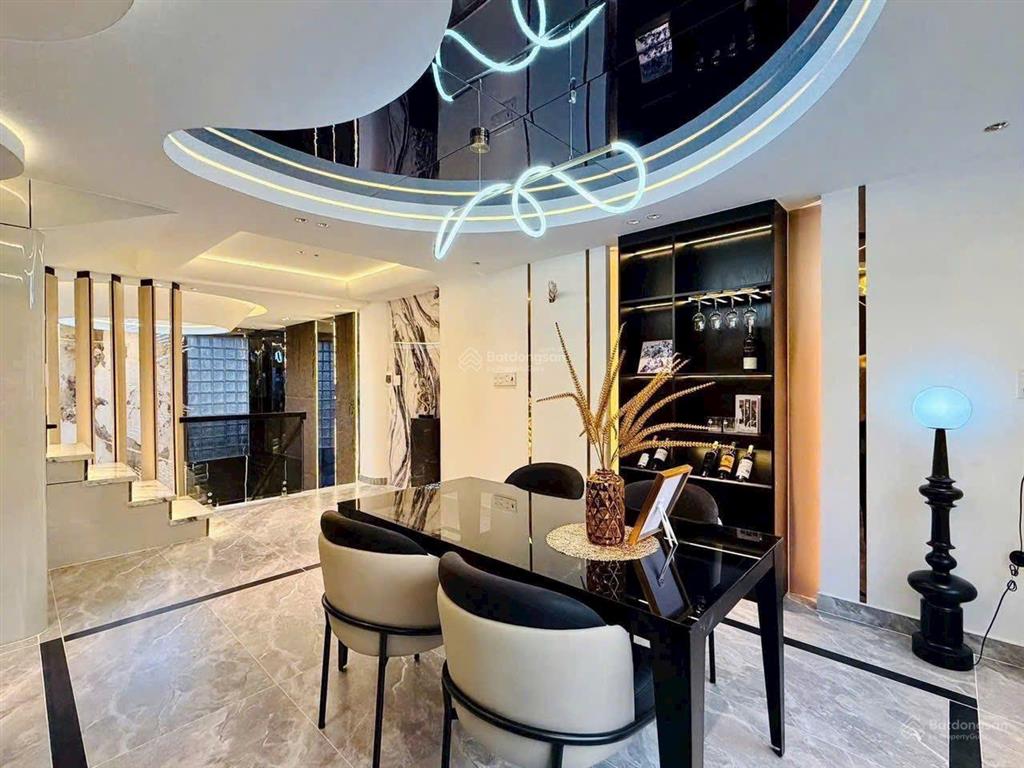 Con đi học nước ngoài chủ bán nhà 2 tỷ 450, đường trần phú, p.7, q. 5, 100m2, còn cho thuê 31 tr/th