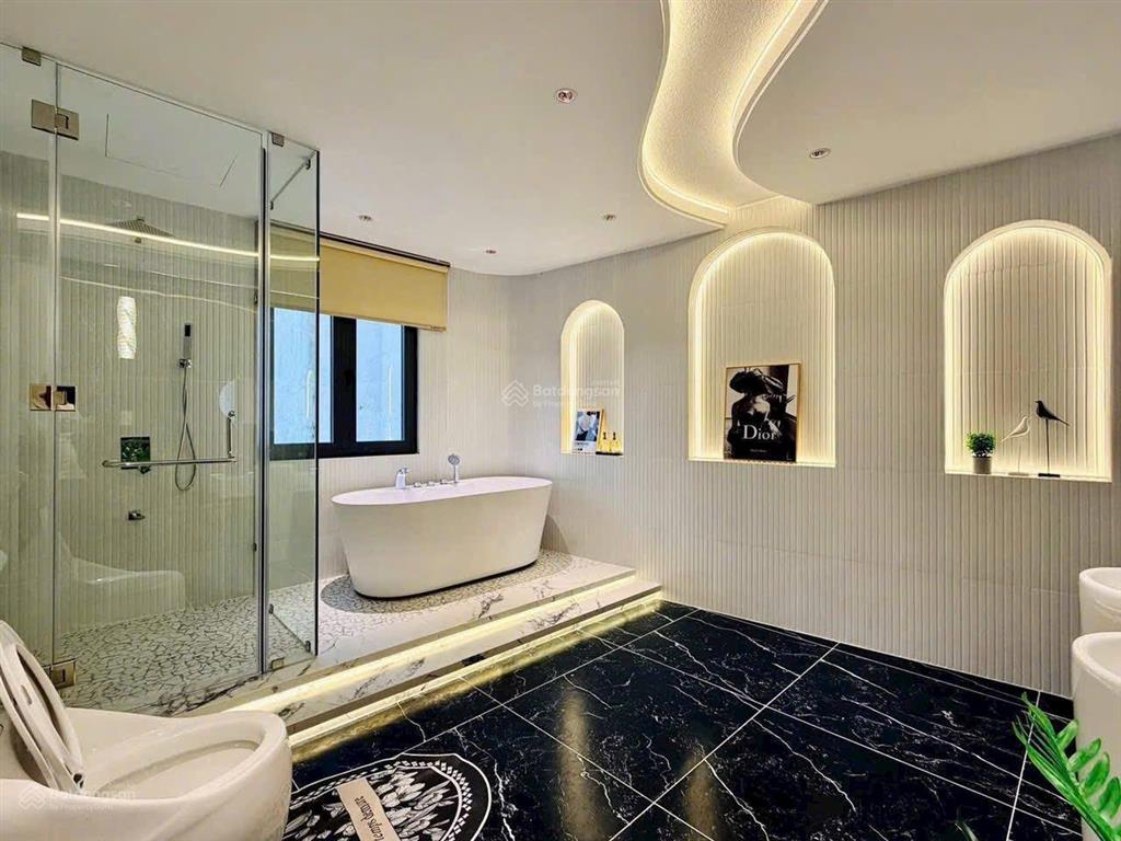 Con đi học nước ngoài chủ bán nhà 2 tỷ 450, đường trần phú, p.7, q. 5, 100m2, còn cho thuê 31 tr/th