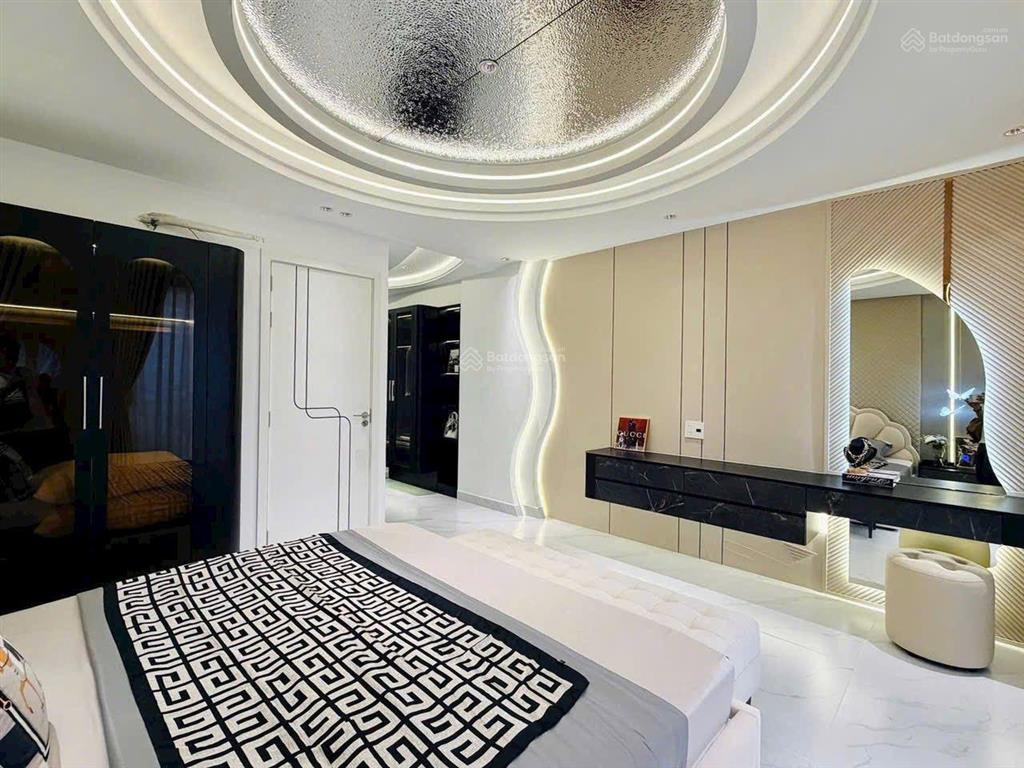 Con đi học nước ngoài chủ bán nhà 2 tỷ 450, đường trần phú, p.7, q. 5, 100m2, còn cho thuê 31 tr/th