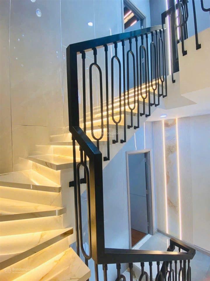 1 căn duy nhất nhà nguyễn khoái, p.2, q.4 giá tốt có dòng tiền 15tr/tháng chỉ 2 tỷ 250 . shr hxh