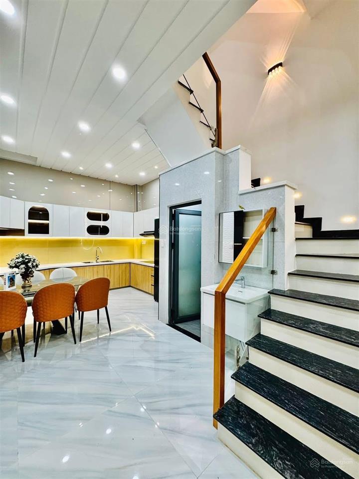 Chính chủ ký gửi nhà quận 4 giá chỉ 2 tỷ 550 full nội thất thuê 18tr/tháng cực hiếm! shr hxh