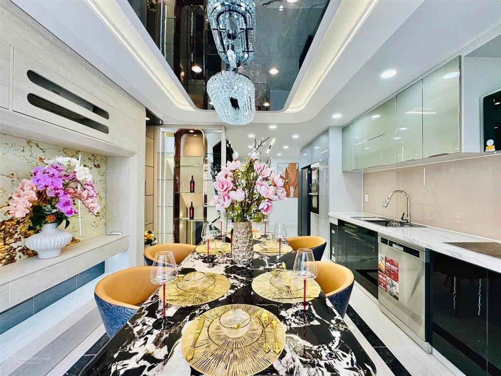 Nhà đẹp ngay trung tâm phường phú nhuận hcm full nội thất dòng tiền 18tr/tháng chỉ 3 tỷ 650 shr hxh