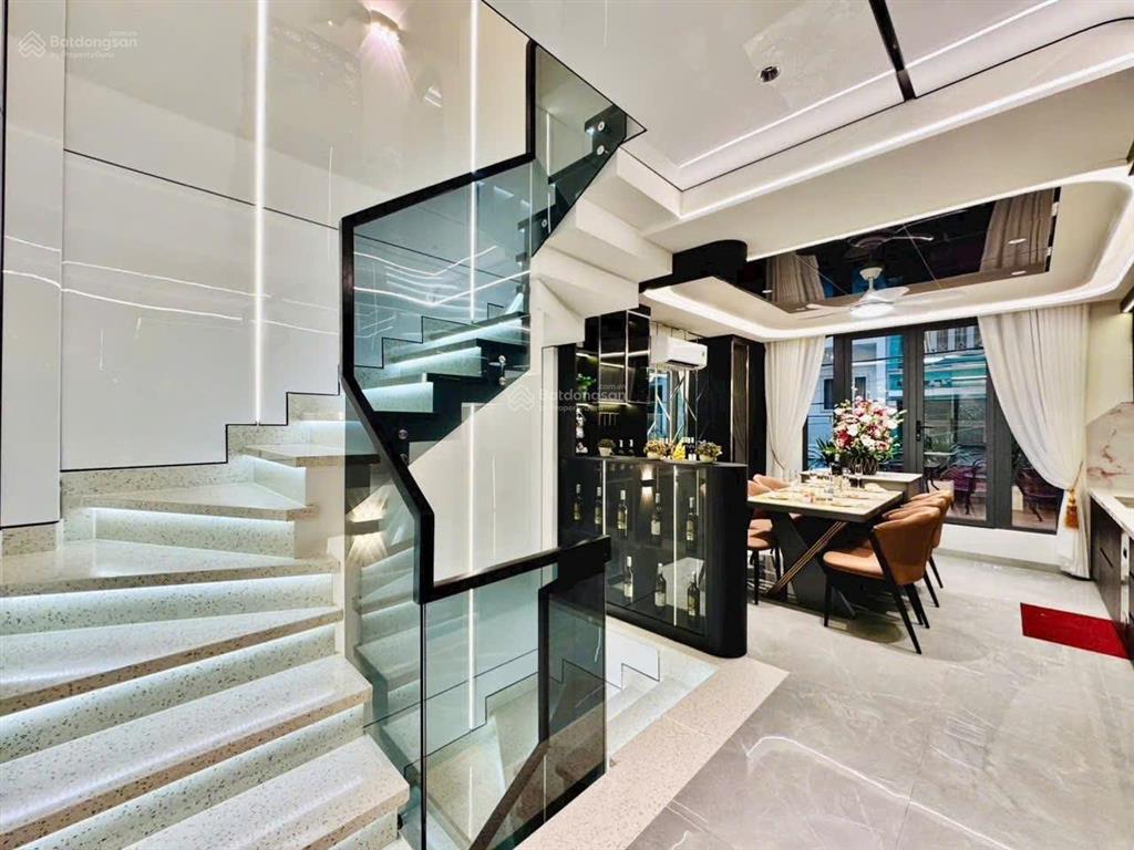 Nhà hẻm lê quý đôn, (quận 3 cũ). giá 6,75 tỷ. dt 75m2. 1 trệt 4 lầu. 4pn 5wc, sổ hồng riêng