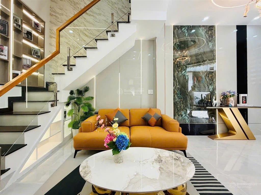 Bán gấp nhà hẻm lê thị bạch cát p11 q11. giá 5,68 tỷ. dt 65m2. 4pn 5wc. 1t3l. sổ hồng riêng.