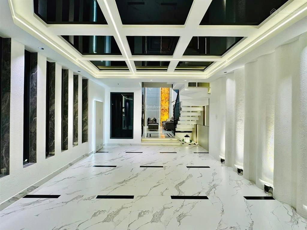 Nhà đẹp có thang máy cần bán gấp lý nam đế q11. giá 5,4 tỷ. dt70m2. 4tầng, 3pn 3wc, sổ hồng riêng