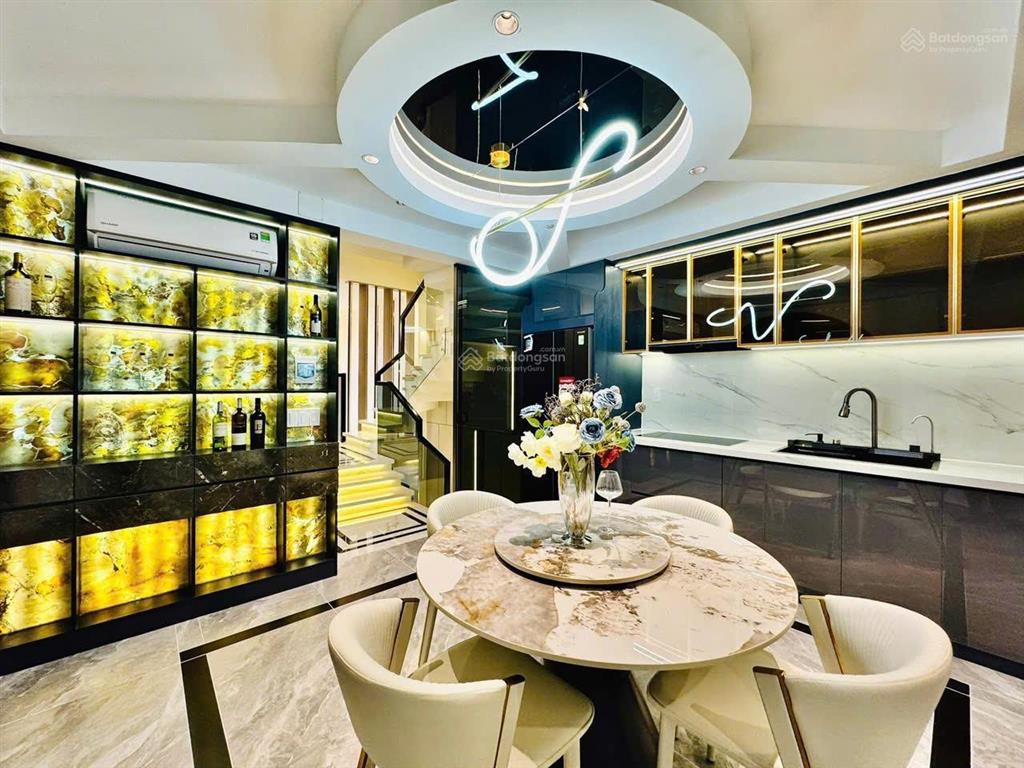 Nhà đẹp có thang máy cần bán gấp lý nam đế q11. giá 5,4 tỷ. dt70m2. 4tầng, 3pn 3wc, sổ hồng riêng