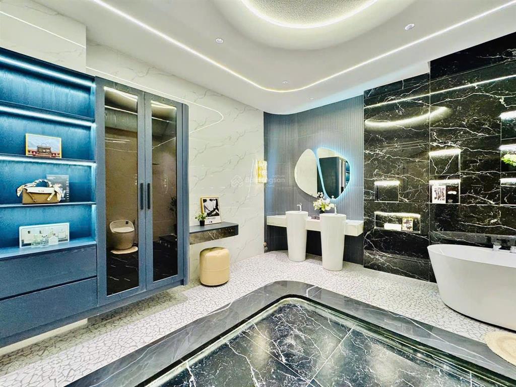 Nhà đẹp có thang máy cần bán gấp lý nam đế q11. giá 5,4 tỷ. dt70m2. 4tầng, 3pn 3wc, sổ hồng riêng