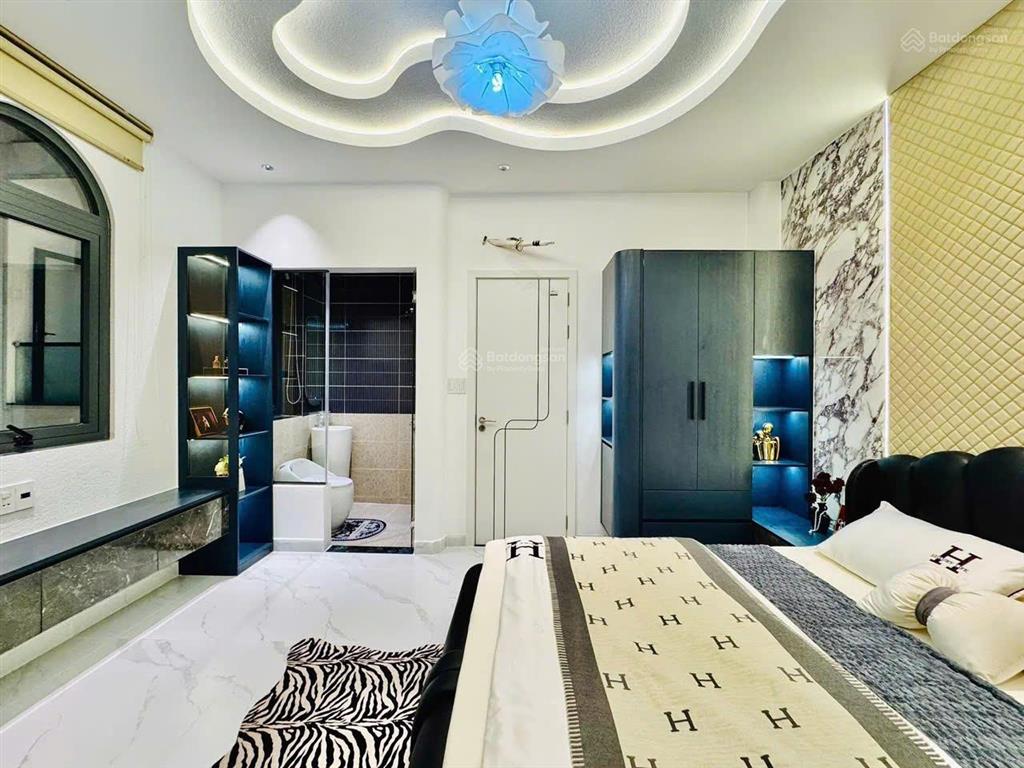 Nhà đẹp có thang máy cần bán gấp lý nam đế q11. giá 5,4 tỷ. dt70m2. 4tầng, 3pn 3wc, sổ hồng riêng