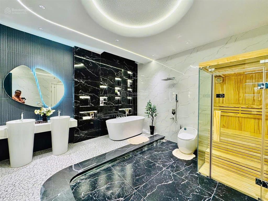 Nhà đẹp có thang máy cần bán gấp lý nam đế q11. giá 5,4 tỷ. dt70m2. 4tầng, 3pn 3wc, sổ hồng riêng