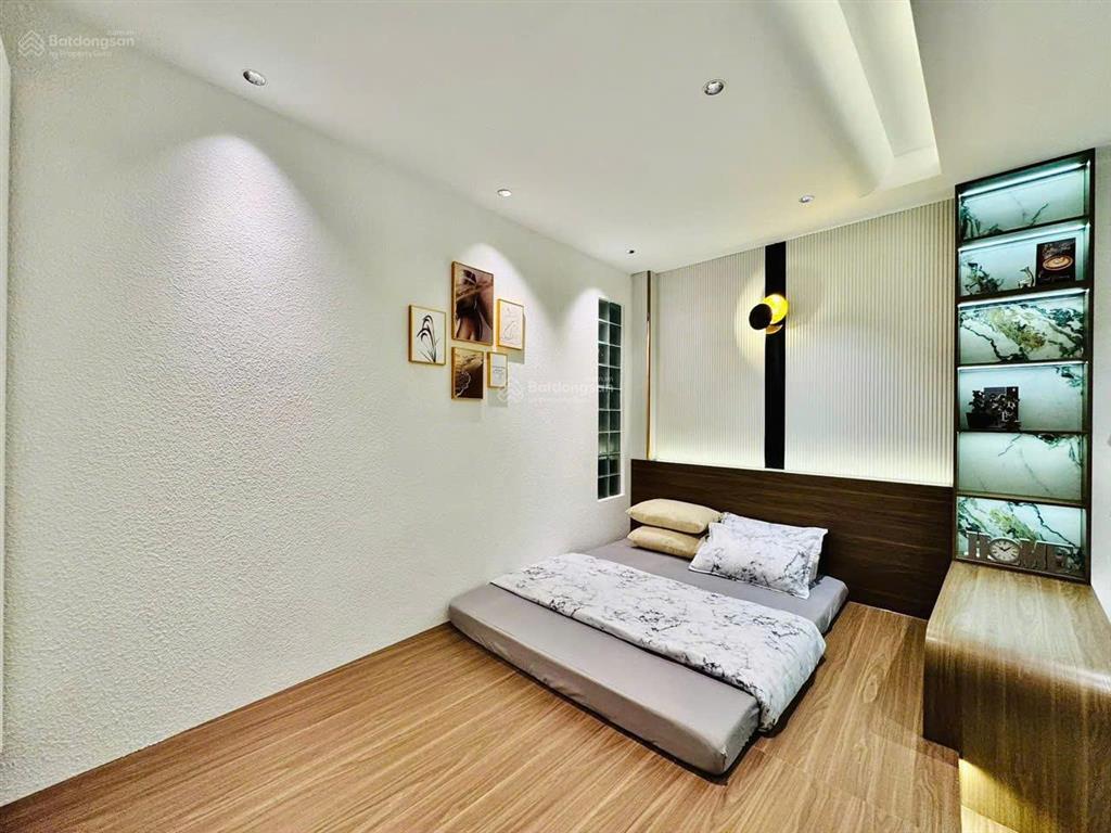 Nhà đẹp có thang máy cần bán gấp lý nam đế q11. giá 5,4 tỷ. dt70m2. 4tầng, 3pn 3wc, sổ hồng riêng