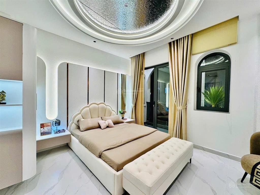 Nhà đẹp có thang máy cần bán gấp lý nam đế q11. giá 5,4 tỷ. dt70m2. 4tầng, 3pn 3wc, sổ hồng riêng