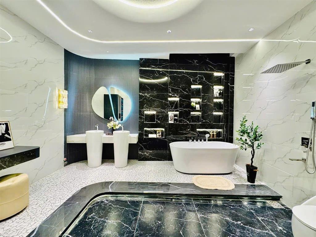 Nhà đẹp có thang máy cần bán gấp lý nam đế q11. giá 5,4 tỷ. dt70m2. 4tầng, 3pn 3wc, sổ hồng riêng