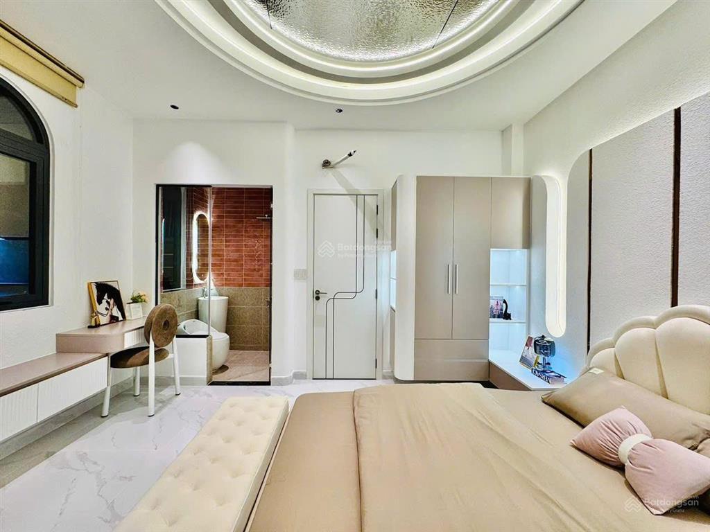 Nhà đẹp có thang máy cần bán gấp lý nam đế q11. giá 5,4 tỷ. dt70m2. 4tầng, 3pn 3wc, sổ hồng riêng