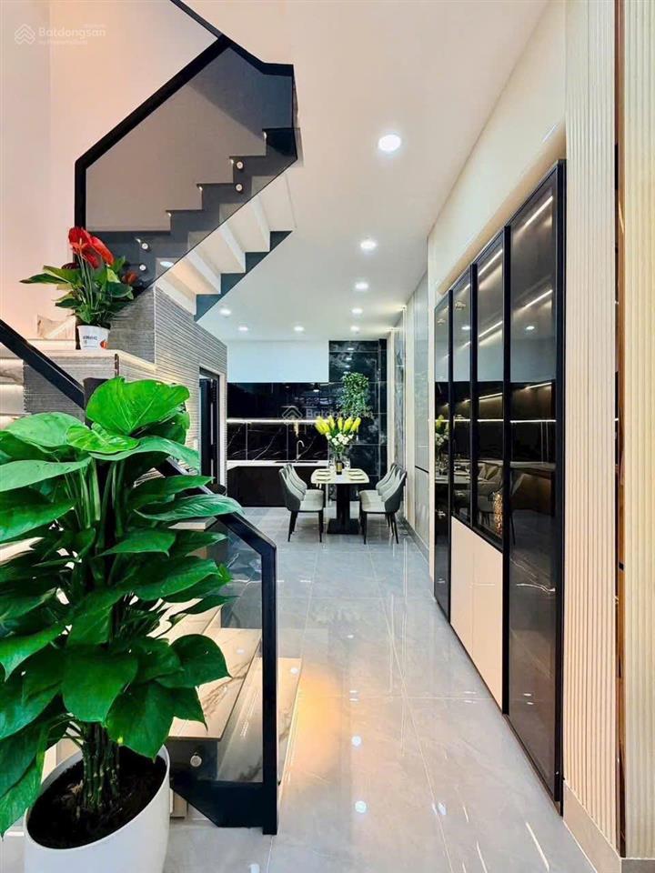 Chính chủ rao bán nhà hẻm lý thường kiệt p.8 q10. giá 4,2 tỷ. dt 67.5m2. 3pn 3wc. sổ hồng riêng