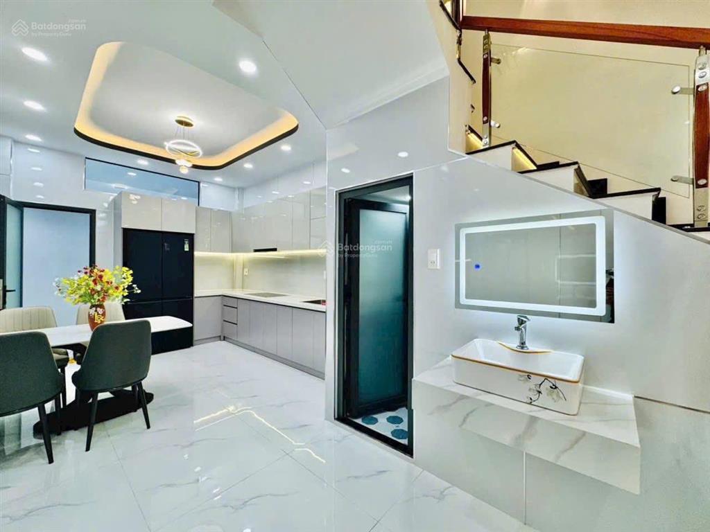 Bán gấp nhà tại q4 tôn thất thuyết p1 q.4. giá 4,6 tỷ. dt 78.5m2. 3 tầng, 3pn 3wc. sổ hồng riêng