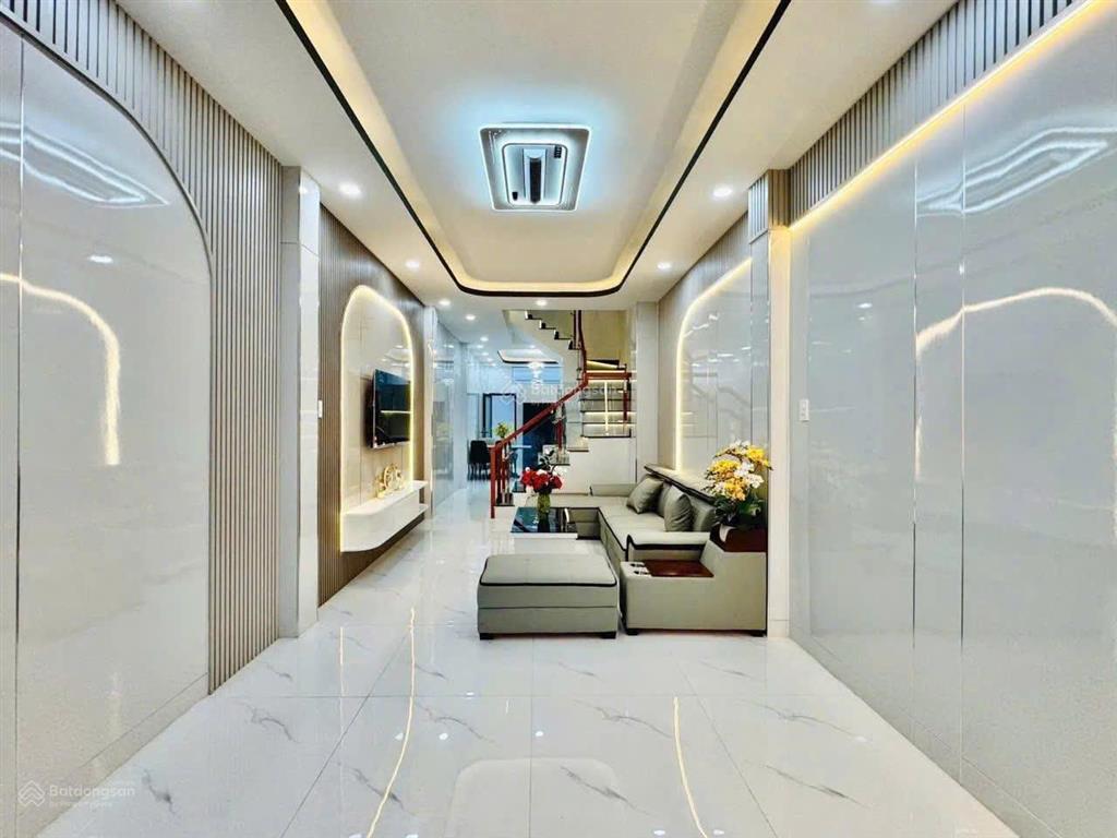 Bán gấp nhà tại q4 tôn thất thuyết p1 q.4. giá 4,6 tỷ. dt 78.5m2. 3 tầng, 3pn 3wc. sổ hồng riêng
