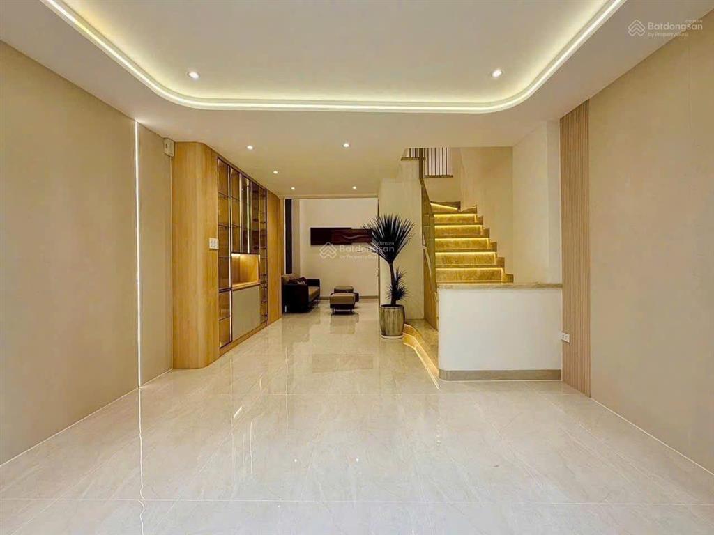 Chính chủ ký gửi bán gấp nhà nguyễn thiện thuật p3 q3. giá 3,15 tỷ. dt6m2. 6tầng. sổ hồng riêng