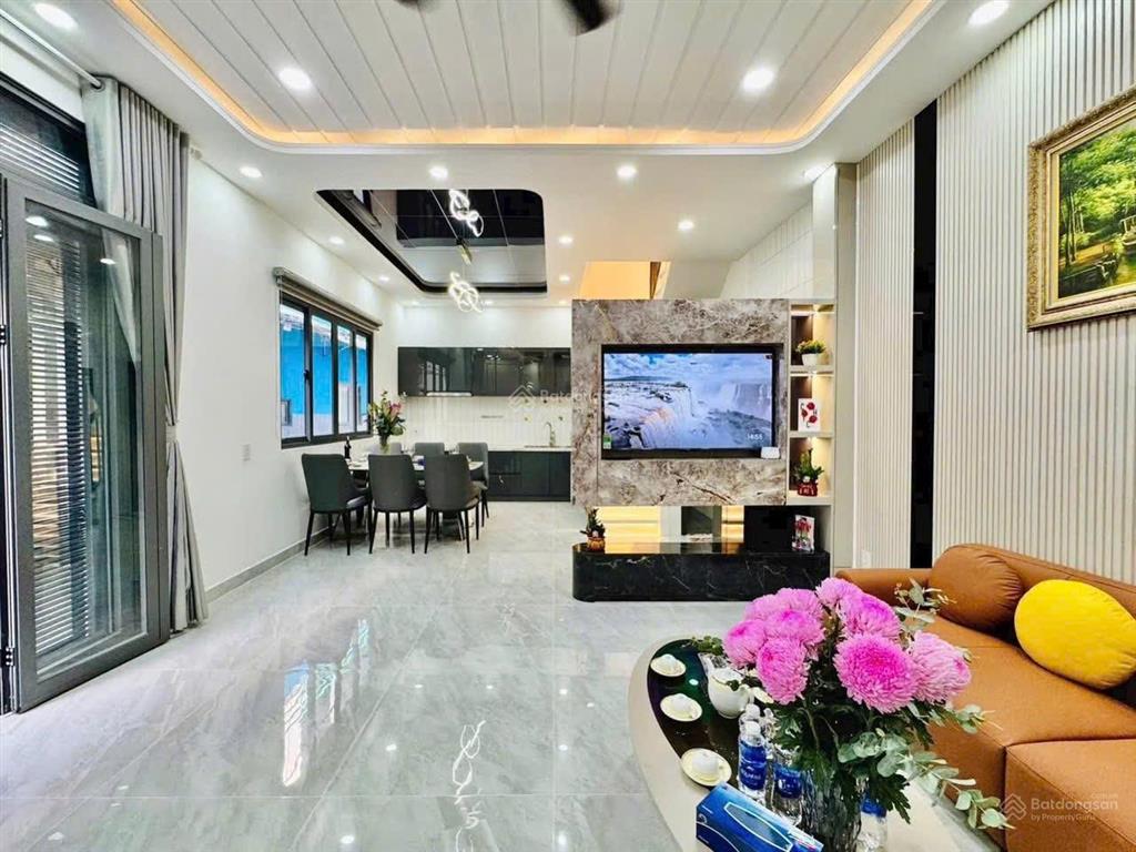 Nhà cần bán gấp võ văn tần p. 6 q.3. giá 4,35 tỷ. dt 68.8m2. 3pn 4wc. 1t3l. sổ hồng riêng