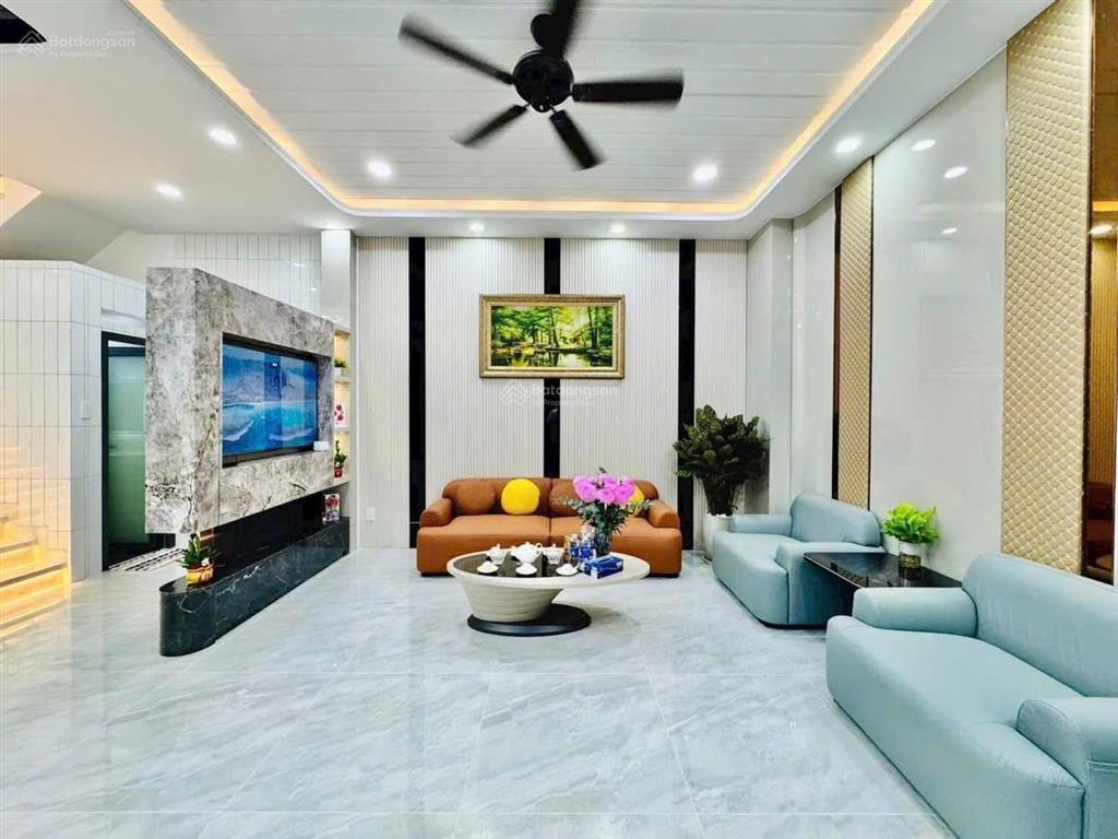 Nhà cần bán gấp võ văn tần p. 6 q.3. giá 4,35 tỷ. dt 68.8m2. 3pn 4wc. 1t3l. sổ hồng riêng