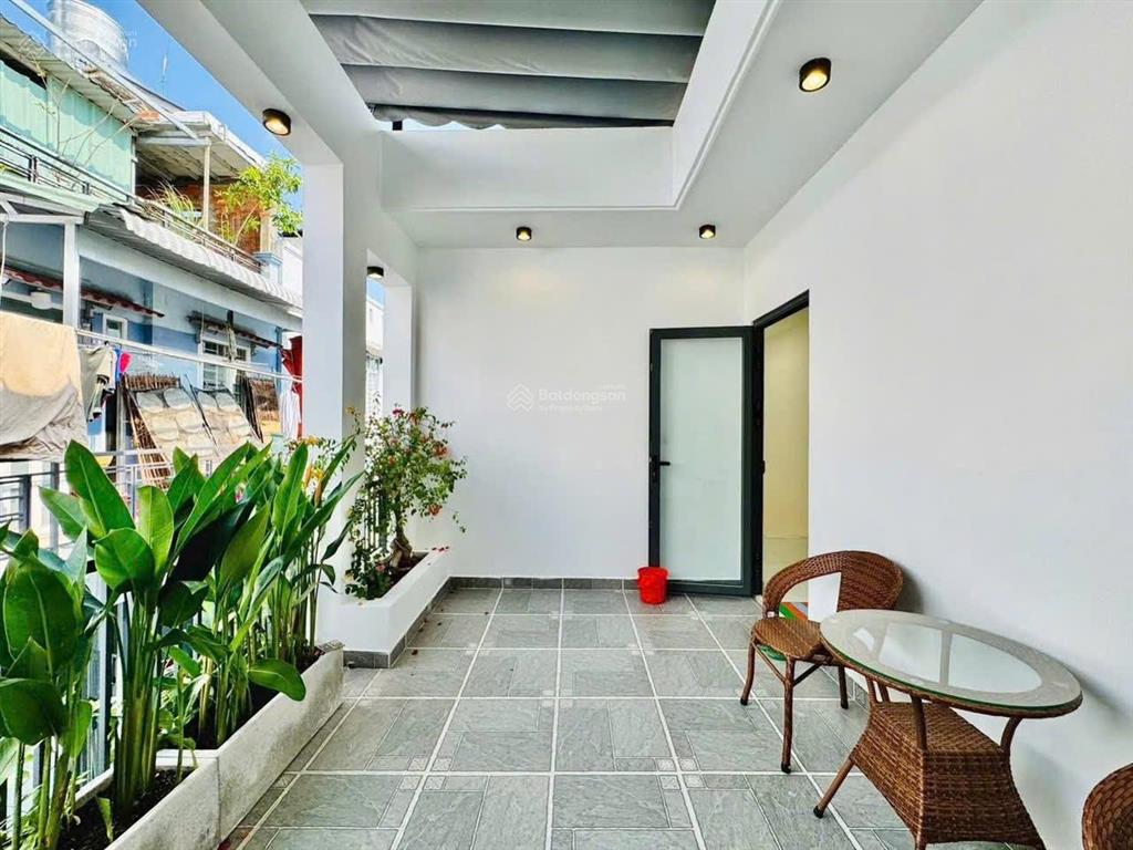 Nhà cần bán gấp võ văn tần p. 6 q.3. giá 4,35 tỷ. dt 68.8m2. 3pn 4wc. 1t3l. sổ hồng riêng