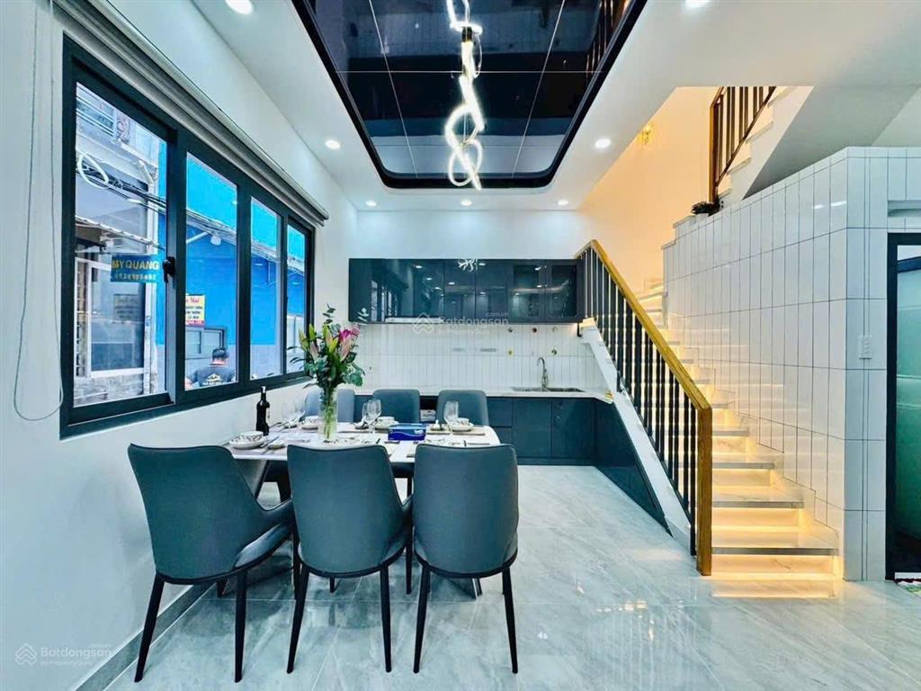 Nhà cần bán gấp võ văn tần p. 6 q.3. giá 4,35 tỷ. dt 68.8m2. 3pn 4wc. 1t3l. sổ hồng riêng