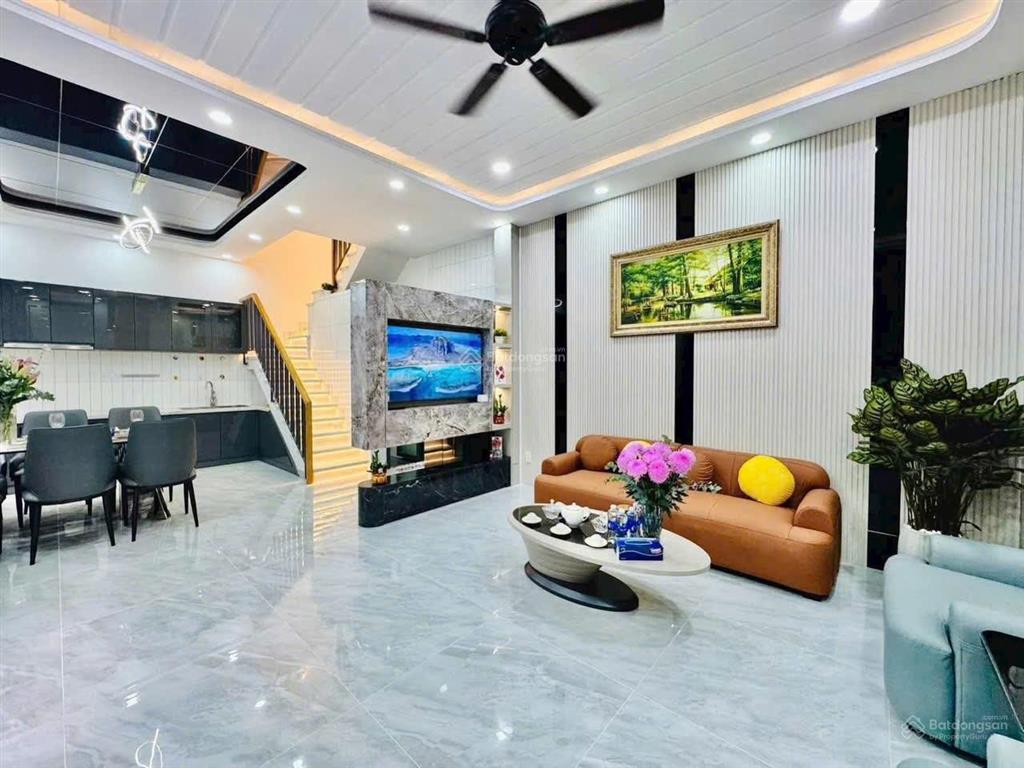 Nhà cần bán gấp võ văn tần p. 6 q.3. giá 4,35 tỷ. dt 68.8m2. 3pn 4wc. 1t3l. sổ hồng riêng