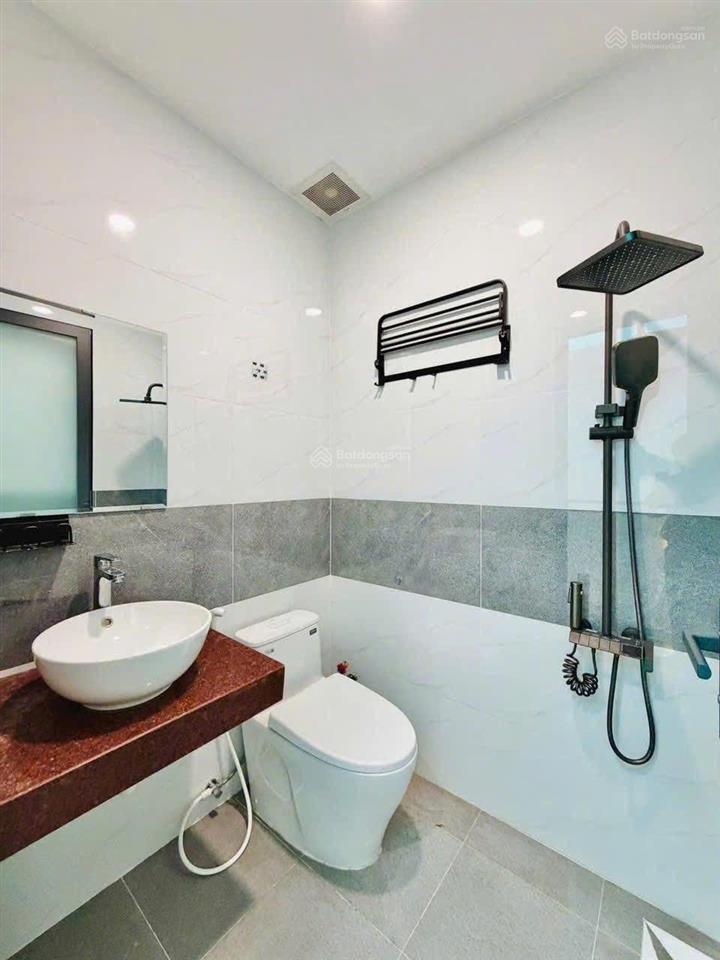 Chủ cần tiền bán gấp giá chỉ 5,25tỷ còn tl tại khu vực phú nhuận. dt 80,5m2, hợp đồng thuê 20tr/1th