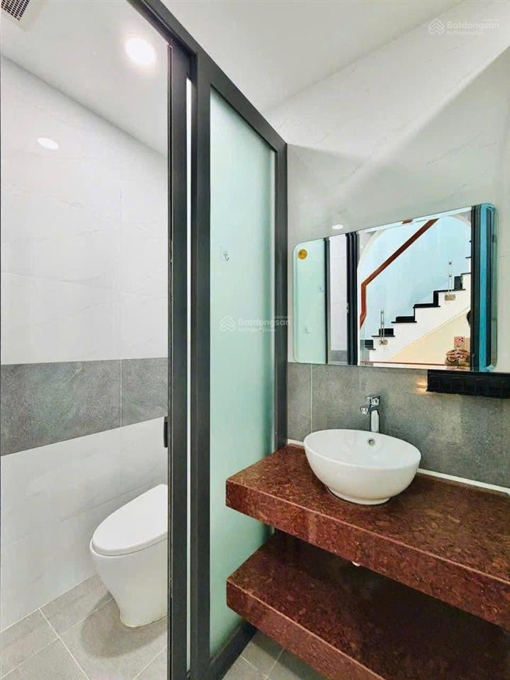 Chủ cần tiền bán gấp giá chỉ 5,25tỷ còn tl tại khu vực phú nhuận. dt 80,5m2, hợp đồng thuê 20tr/1th