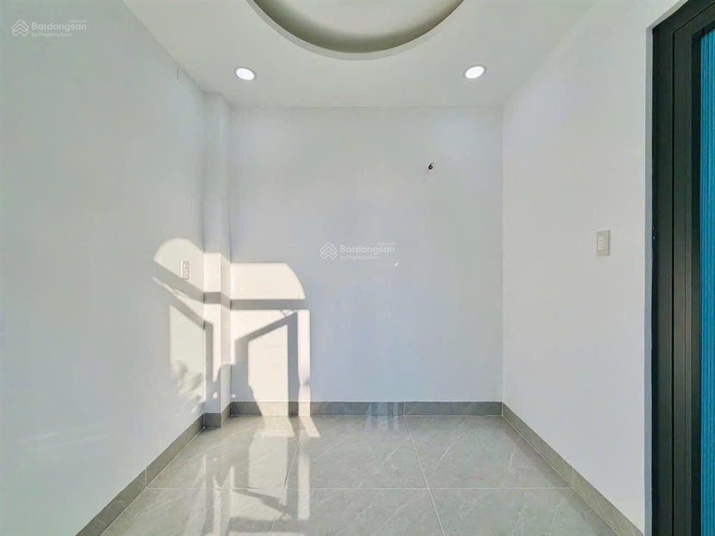 Chủ cần tiền bán gấp giá chỉ 5,25tỷ còn tl tại khu vực phú nhuận. dt 80,5m2, hợp đồng thuê 20tr/1th