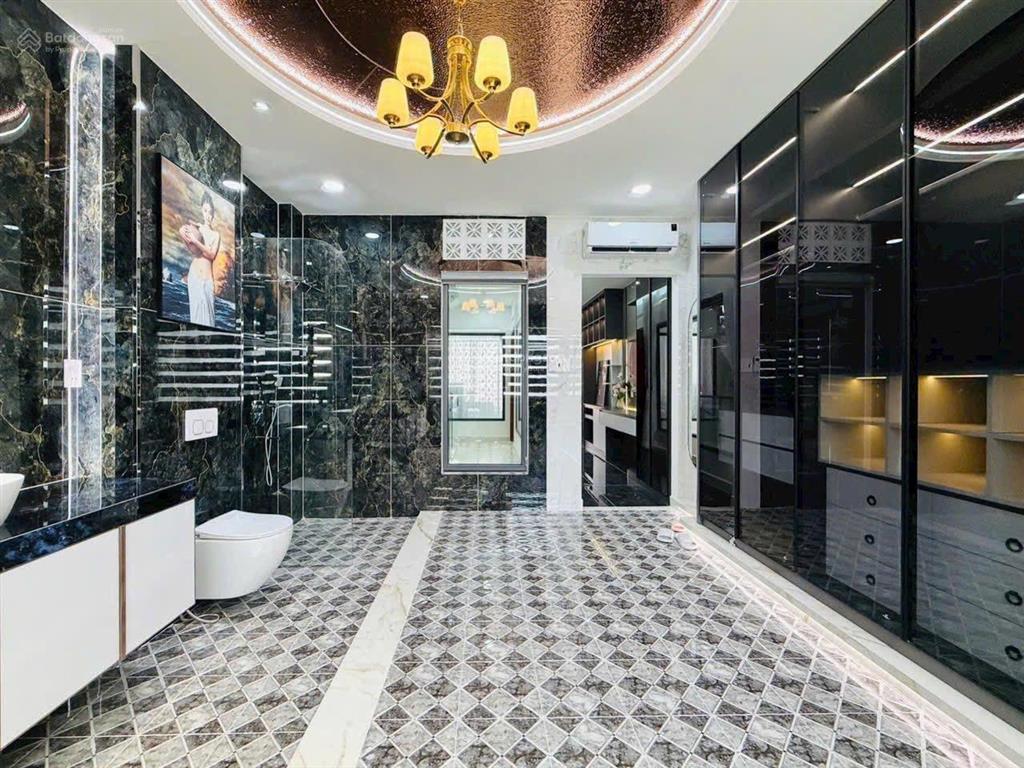 Chủ lỗ vốn kinh doanh ở quê nên bán tài sản có sẵn quận 4 | dt 81m2, 4 tầng, shr, tl