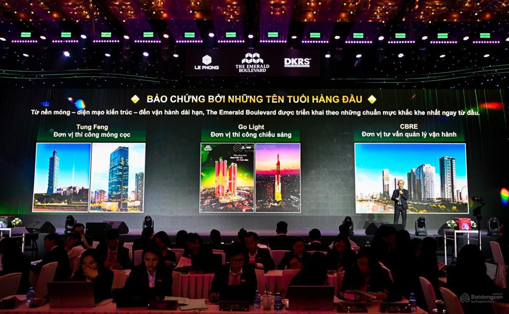 Thanh toán 40% nhận nhà mặt tiền ql13 liền kề bình triệu, mỗi tháng tt 0,5%. emerald boulevard