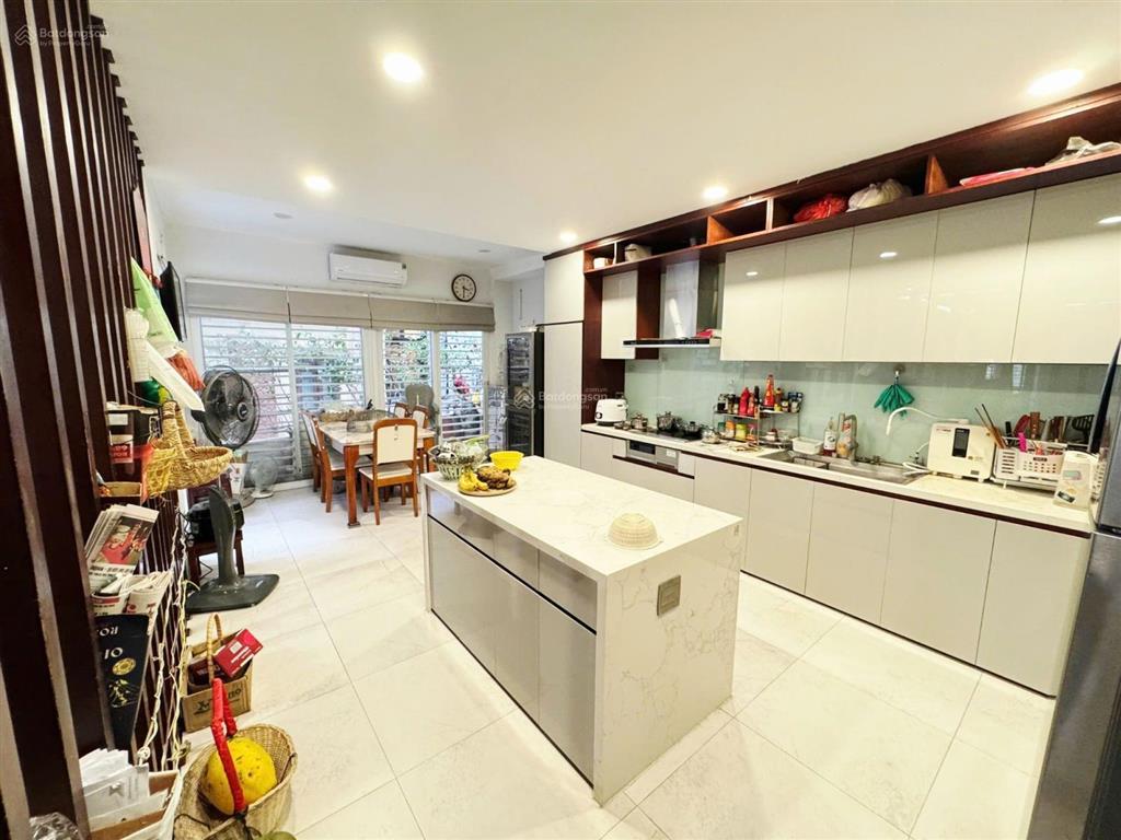 Hơn 30 tỷ chỉ duy nhất một căn trung kính 82m*6t mt8m phân lô trung tâm cầu giấy, lô góc 3 thoáng