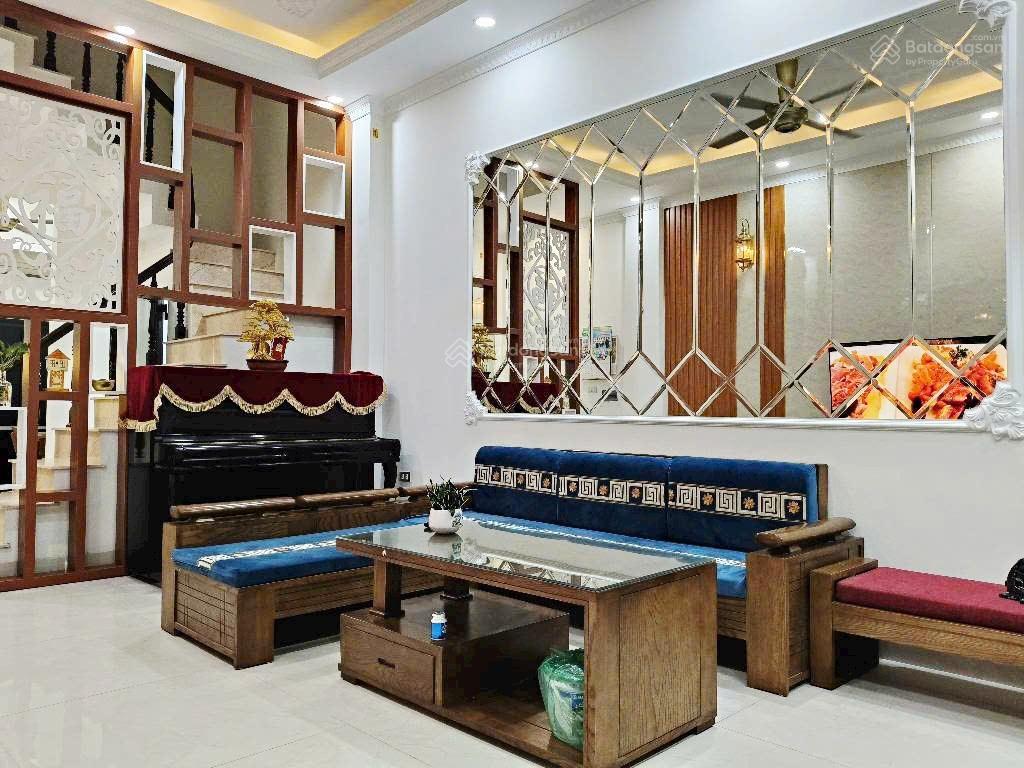 9 tỷ có nhà mới đẹp ngọc khánh 35m*5t thang máy, gần ngay mặt phố, kinh doanh, ở sướng