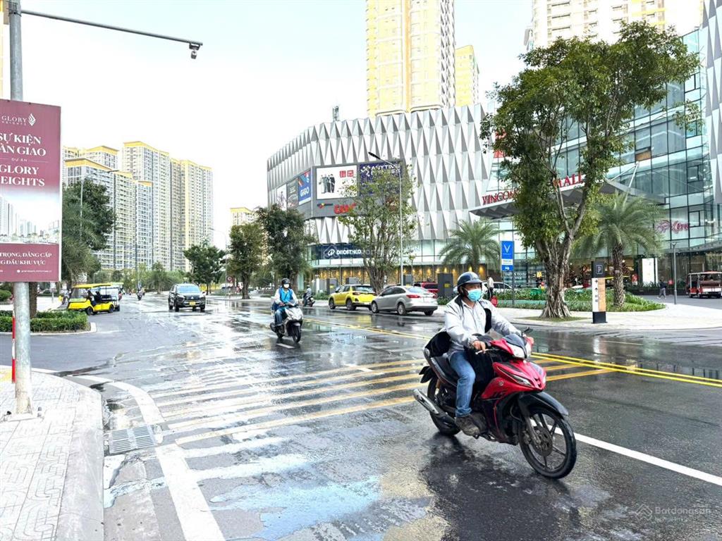 Cho thuê shop chân đế tòa chung cư vinhomes grand park