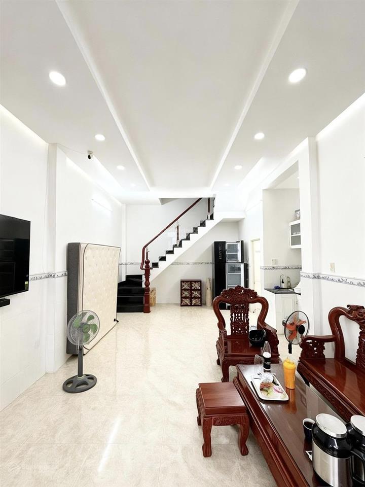 Nhà 2 tầng tân bình, 42m2 (4.2 x 10m), nở hậu, hxh, ngay ngã tư bảy hiền, sổ vuông, chỉ 5.7 tỷ tl