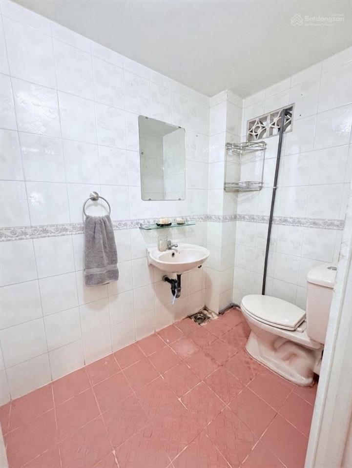Chỉ 6.2 tỷ, ngang 5.1 dài 12m, 3 tầng, hẻm thông, trường chinh, gần ubnd q. tân bình, sổ vuông vức