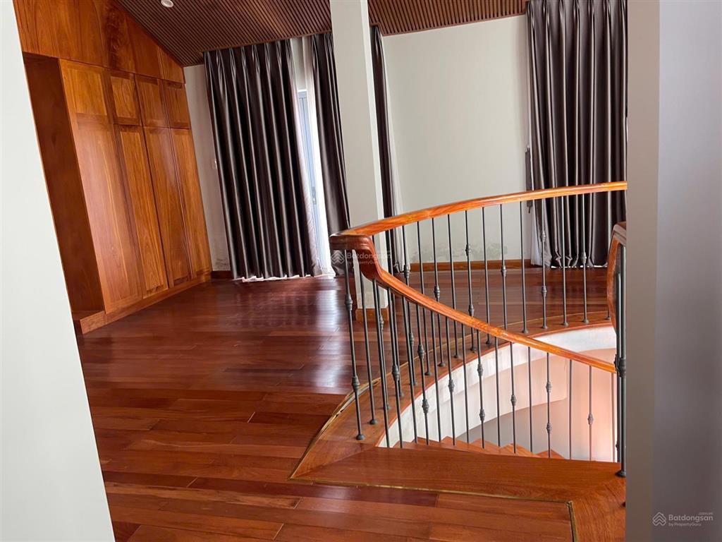 Cho thuê nhà 2b hoa đào phú nhuận, 8x 18m2  giá 110 triệu/tháng