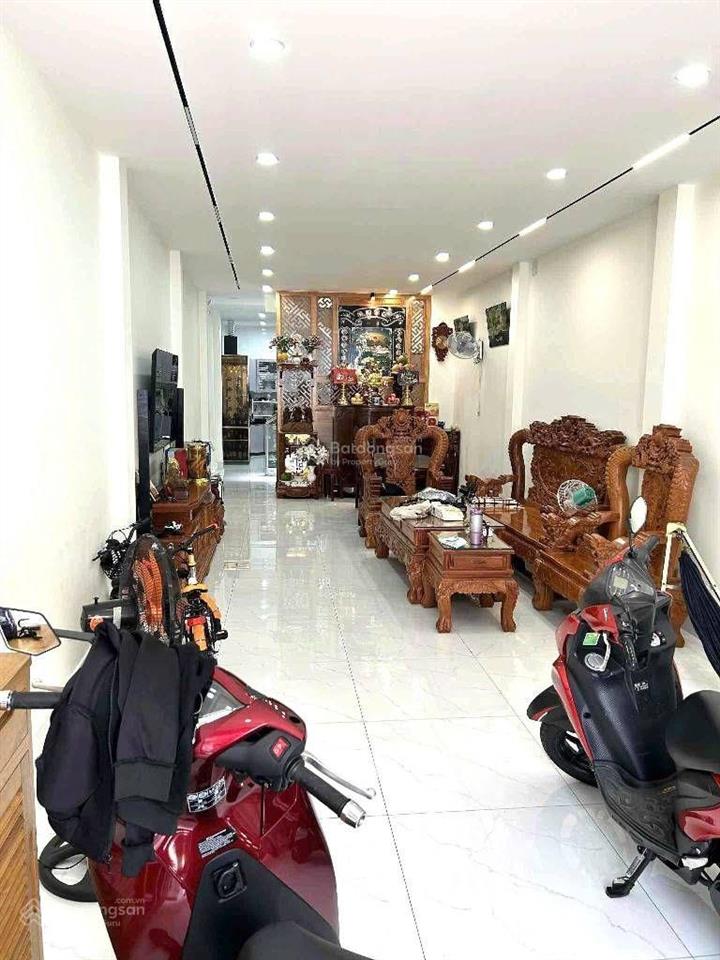 Nhà 3 tầng..gần vòng xoay lê đại hành. quận 11.đường xe tải 8m..4.2m x 20m.chỉ 13.x tỷ