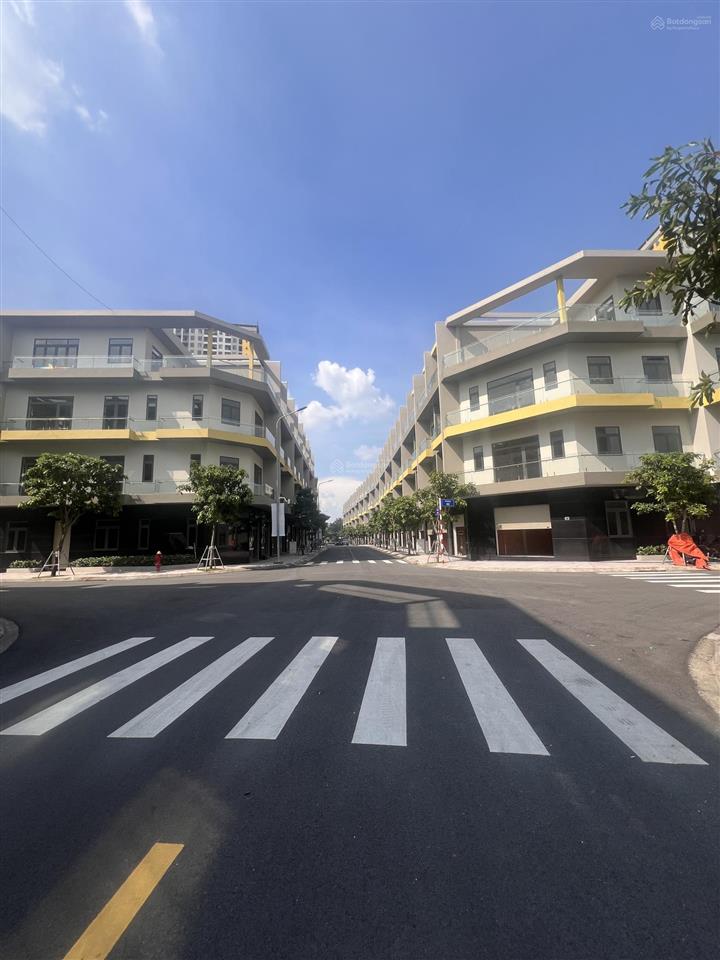 Nhà phố 1 trệt 4 lầu sổ hồng riêng tại dĩ an