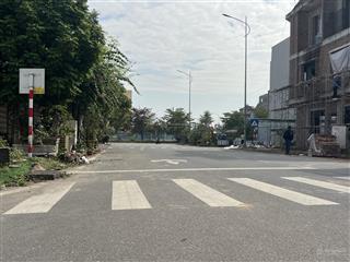 Hàng hiếm tại trục chính kđt tùng bách chạy thẳng xuống vòng xoay khu tây hồ em có cặp góc