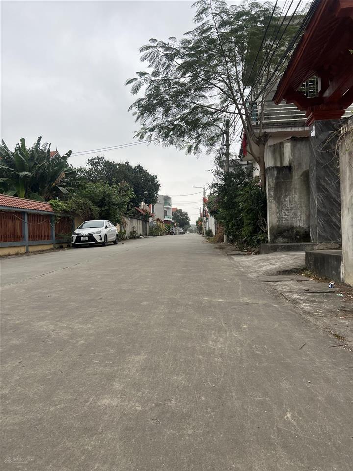 Năm trên trục liên xã,kp cung kiệmnhân hòa bắc ninh dt gần 360m2 mt 18m đường trước đất rộng 12m