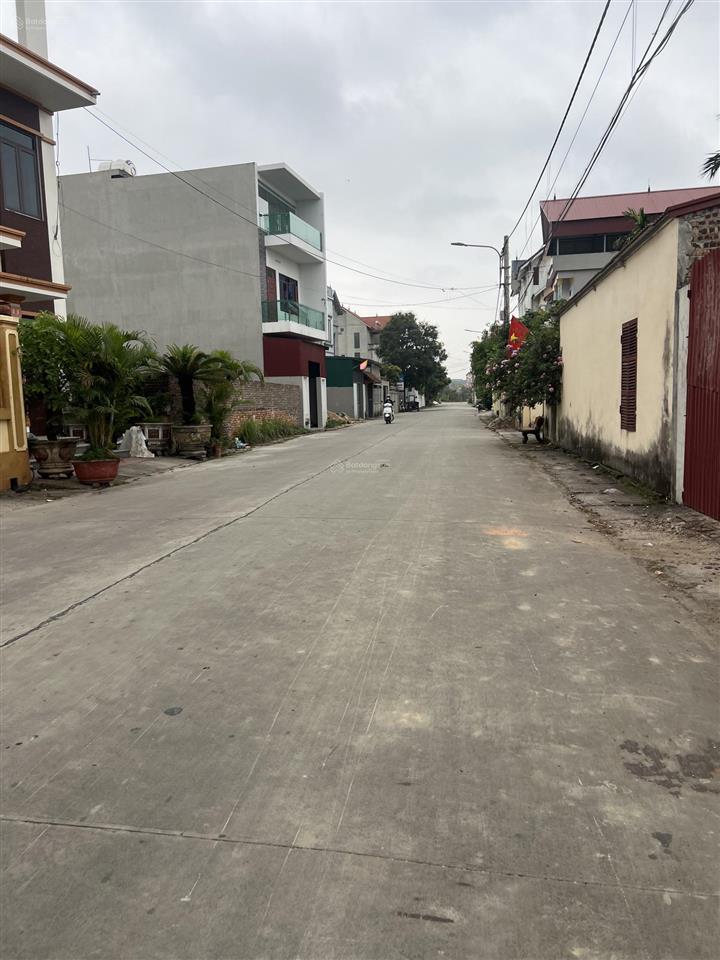 Năm trên trục liên xã,kp cung kiệmnhân hòa bắc ninh dt gần 360m2 mt 18m đường trước đất rộng 12m