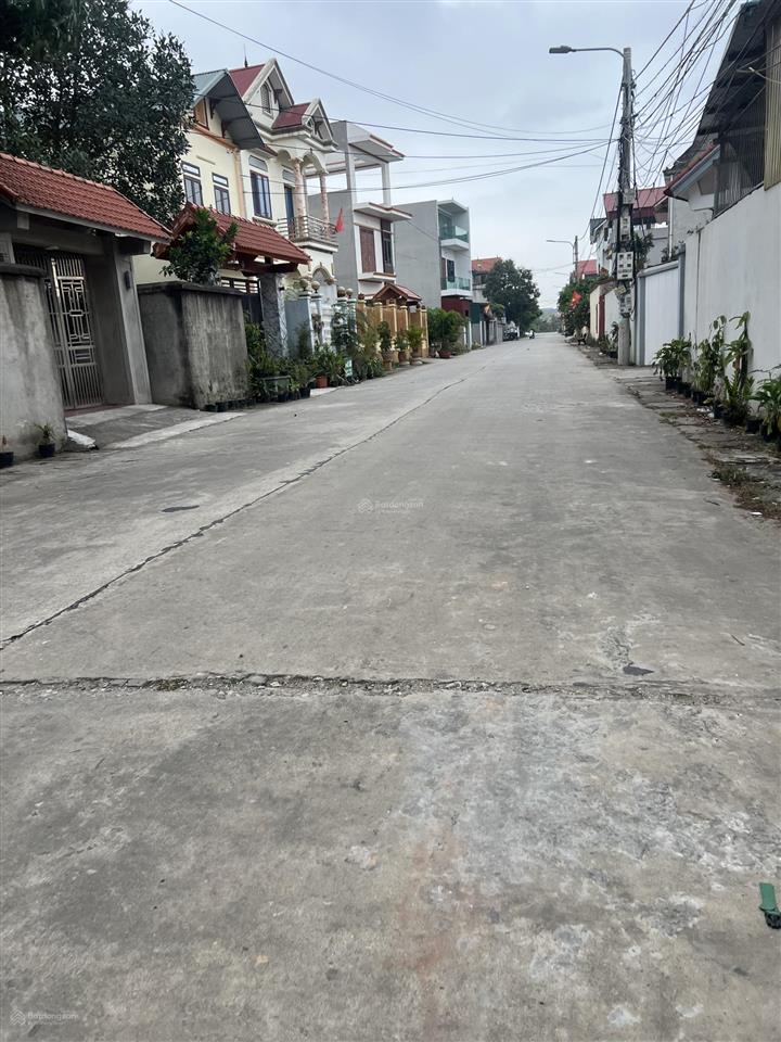 Năm trên trục liên xã,kp cung kiệmnhân hòa bắc ninh dt gần 360m2 mt 18m đường trước đất rộng 12m