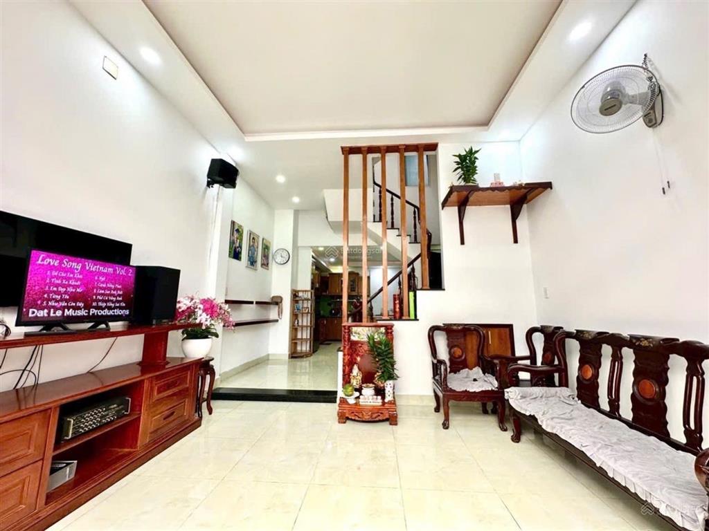 Nhà đẹp 3 tầngtặng full nội thất57m2 (4,5x12,6m)chỉ 1 sẹc lê văn thịnhquận 2chỉ 5,95 tỷ