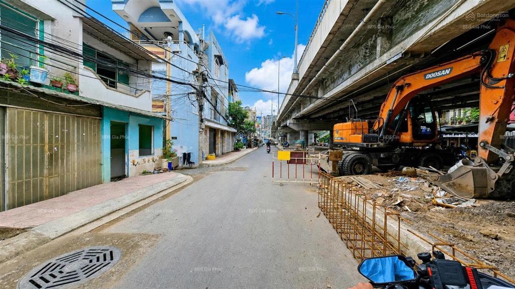 Cho thuê mt hxh trần xuân soạn q7 256m nở hậu 20m 45tr/tháng