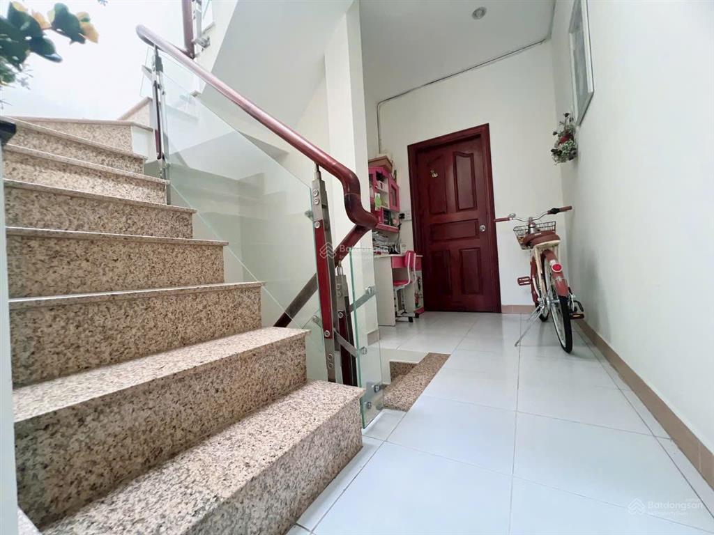 Nhà đẹp q4  hẻm 1 sẹc  42m2  2 lầu đúc  hoàn công  chỉ 5 tỷ nhỉnh