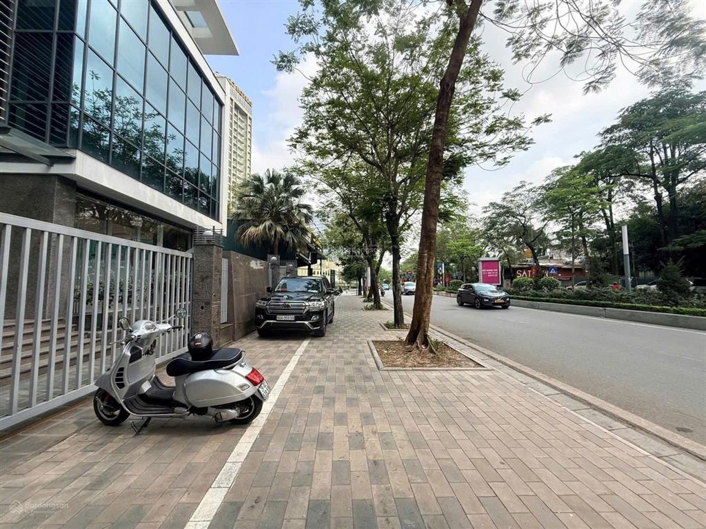 Cho thuê tòa nhà mặt phố lạc long quân tây hồ 450m2 x 6t, mt 28m